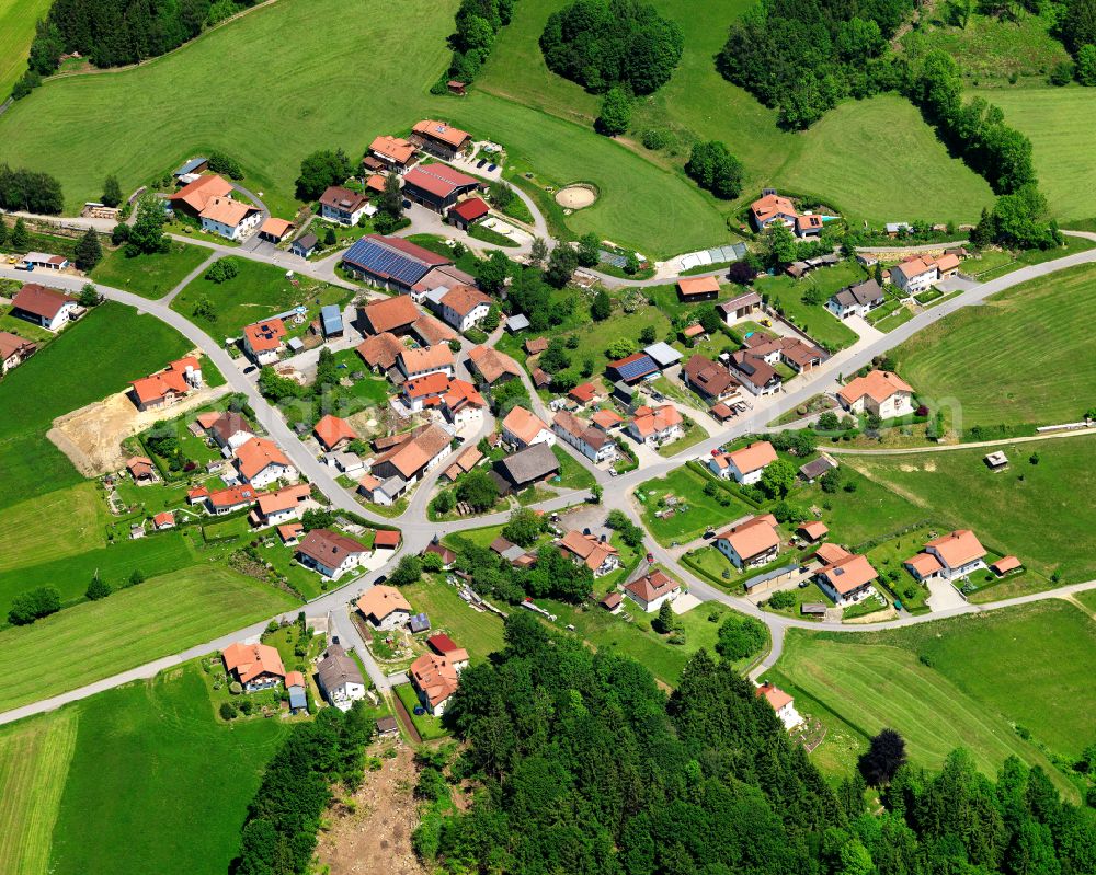 Aerial photograph Oberhöhenstetten - Agricultural land and field boundaries surround the settlement area of the village in Oberhöhenstetten in the state Bavaria, Germany
