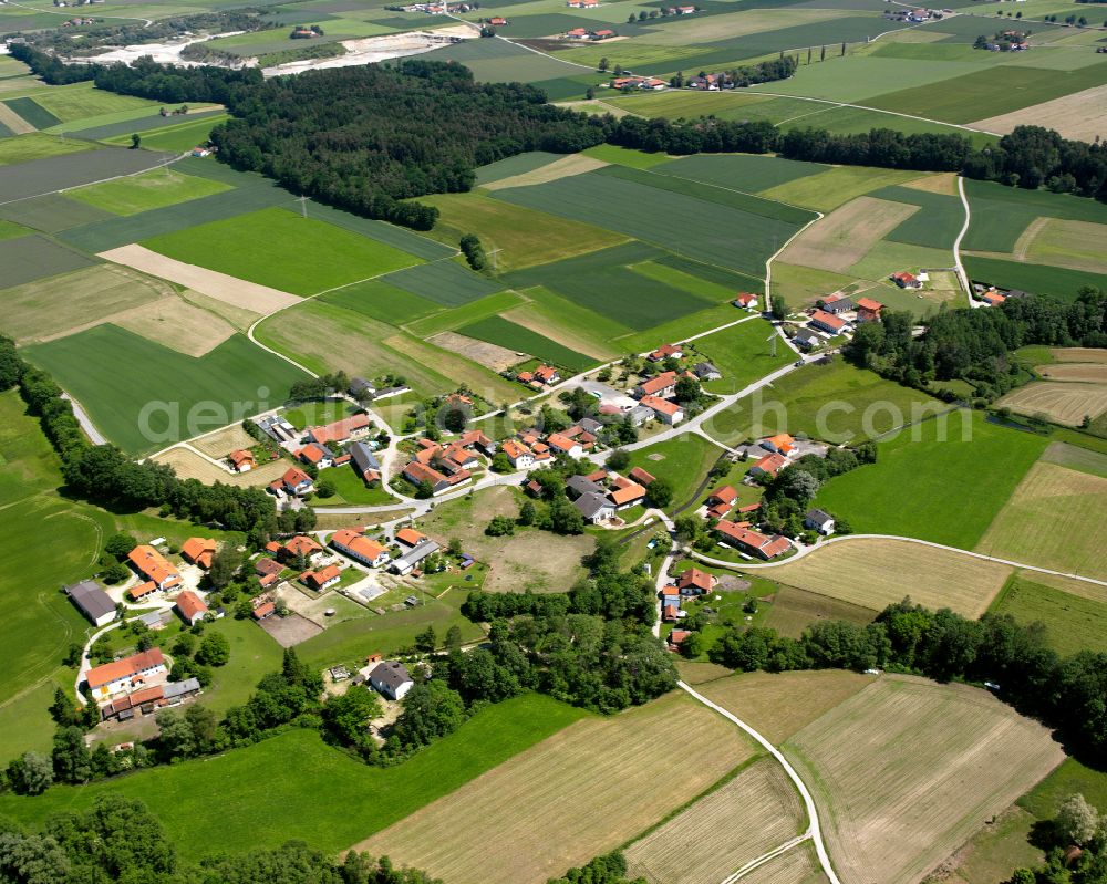 Aerial photograph Oberholzhausen - Agricultural land and field boundaries surround the settlement area of the village in Oberholzhausen in the state Bavaria, Germany