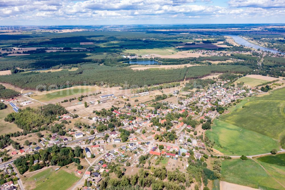 Altglietzen from the bird's eye view: Agricultural land and field boundaries surround the settlement area of the village in Oderbruch in Altglietzen in the state Brandenburg, Germany