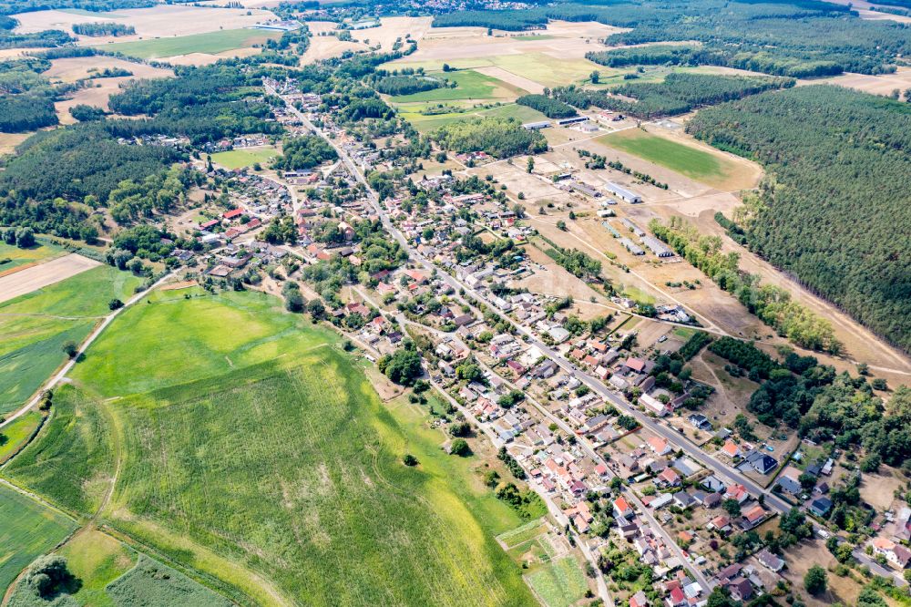 Aerial image Altglietzen - Agricultural land and field boundaries surround the settlement area of the village in Oderbruch in Altglietzen in the state Brandenburg, Germany