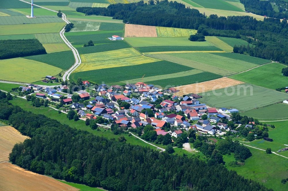 Aerial photograph Oening - Agricultural land and field boundaries surround the settlement area of the village in Oening in the state Bavaria, Germany