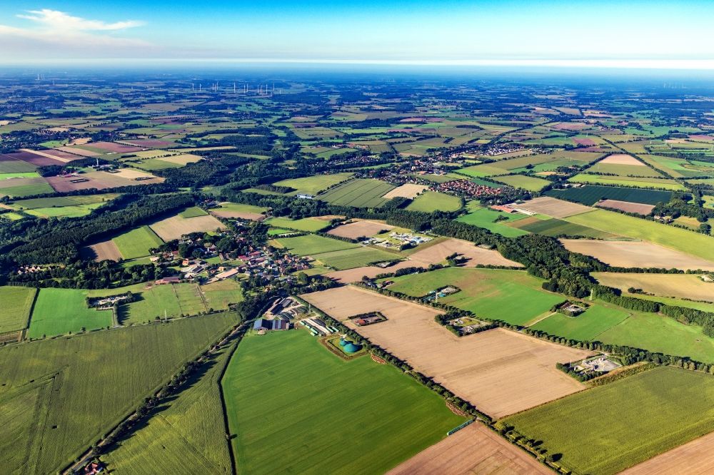 Aerial photograph Ohrensen - Agricultural land and field boundaries surround the settlement area of the village in Ohrensen in the state Lower Saxony, Germany