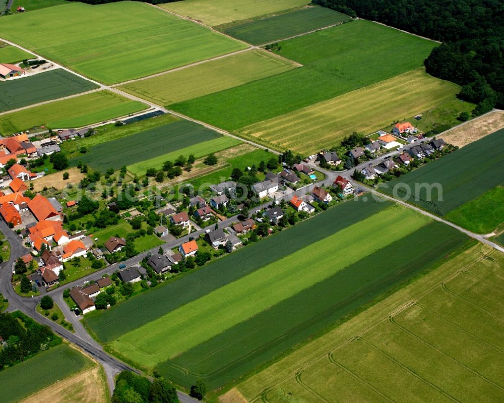 Aerial photograph Ossenfeld - Agricultural land and field boundaries surround the settlement area of the village in Ossenfeld in the state Lower Saxony, Germany