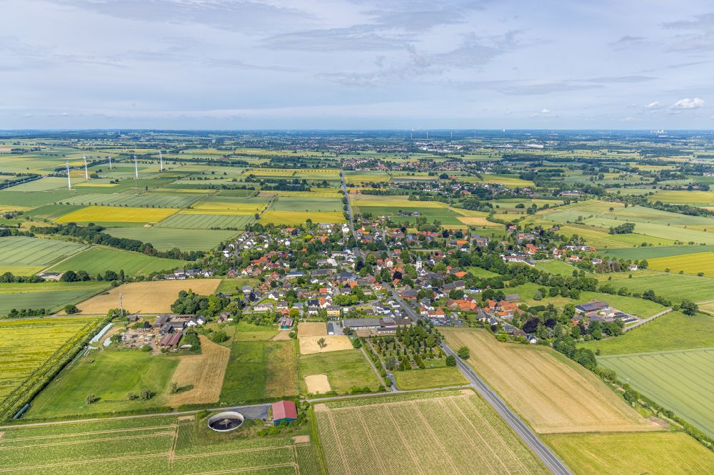 Ostönnen from the bird's eye view: agricultural land and field boundaries surround the settlement area of the village in Ostoennen at Ruhrgebiet in the state North Rhine-Westphalia, Germany