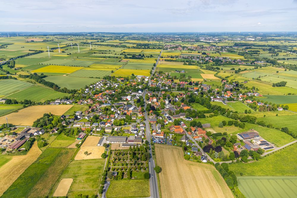 Aerial image Ostönnen - agricultural land and field boundaries surround the settlement area of the village in Ostoennen at Ruhrgebiet in the state North Rhine-Westphalia, Germany