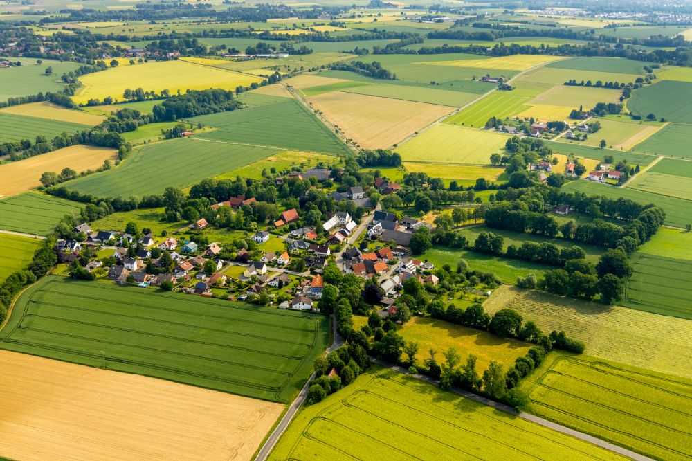 Aerial photograph Ostönnen - Agricultural land and field boundaries surround the settlement area of the village in Ostönnen at Ruhrgebiet in the state North Rhine-Westphalia, Germany