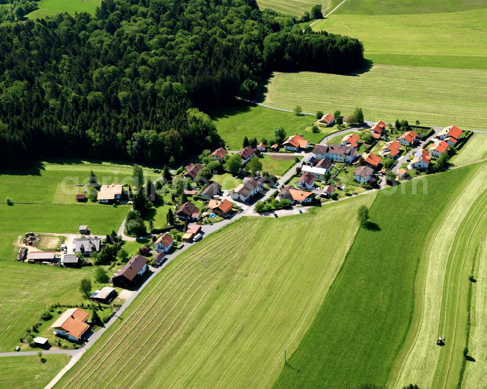 Aerial image Perlesöd - Agricultural land and field boundaries surround the settlement area of the village in Perlesöd in the state Bavaria, Germany