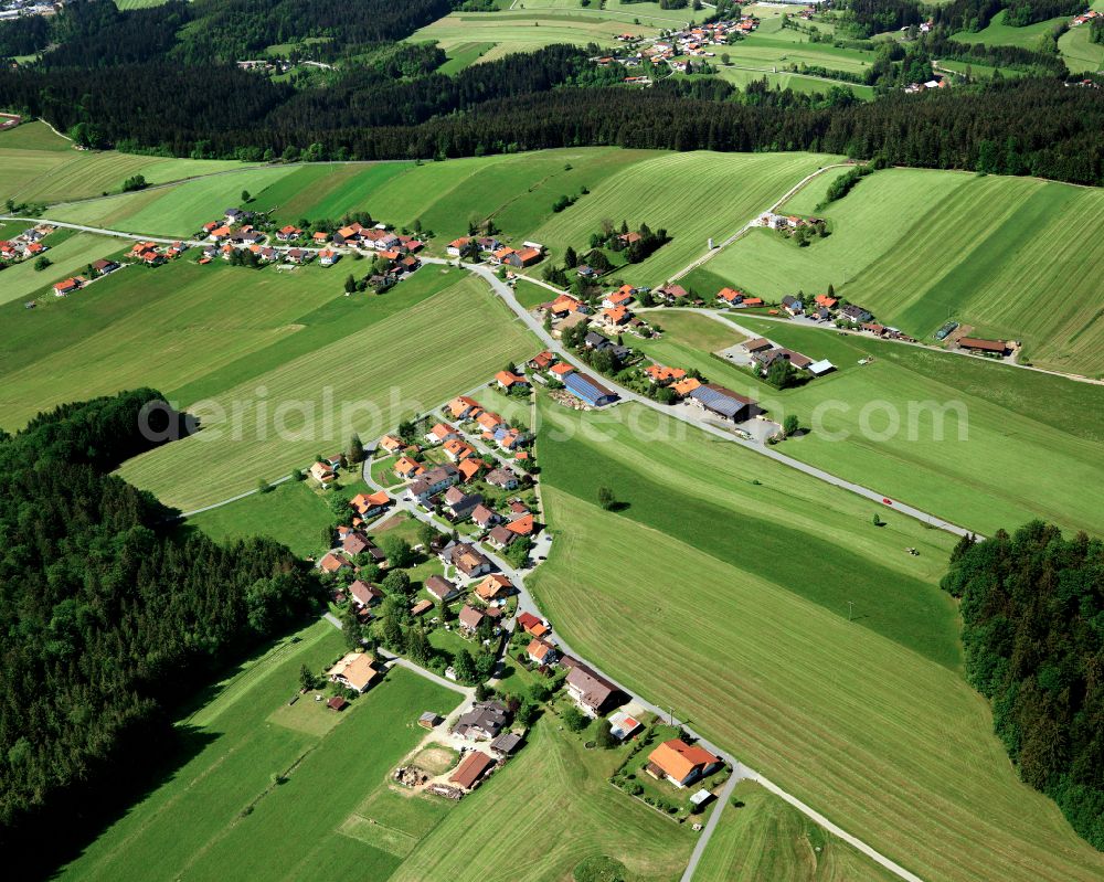 Aerial photograph Perlesöd - Agricultural land and field boundaries surround the settlement area of the village in Perlesöd in the state Bavaria, Germany