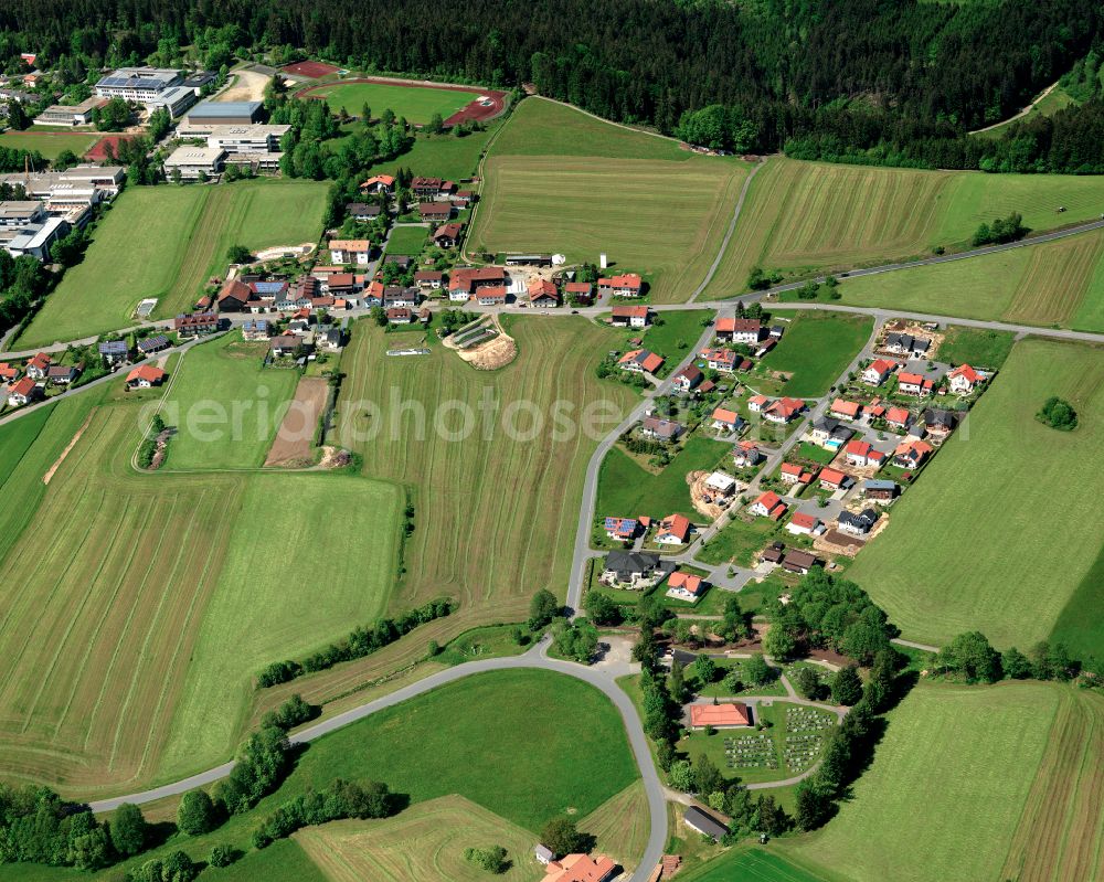 Perlesöd from the bird's eye view: Agricultural land and field boundaries surround the settlement area of the village in Perlesöd in the state Bavaria, Germany
