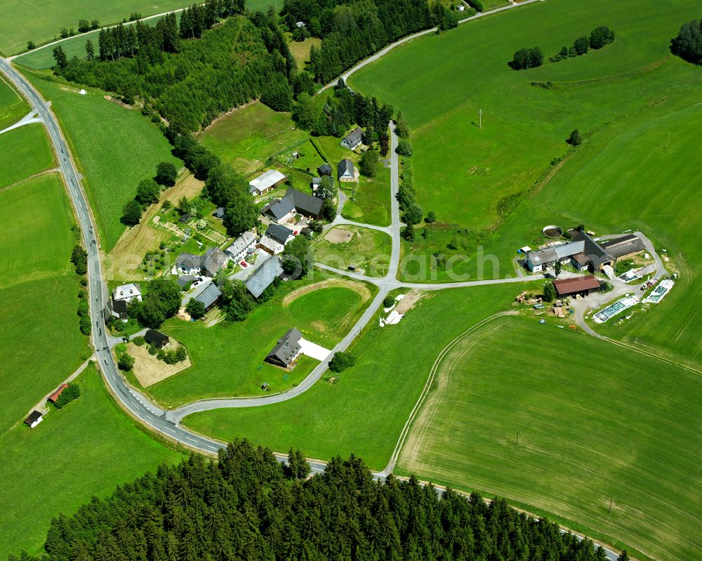 Aerial photograph Pillmersreuth - Agricultural land and field boundaries surround the settlement area of the village in Pillmersreuth in the state Bavaria, Germany