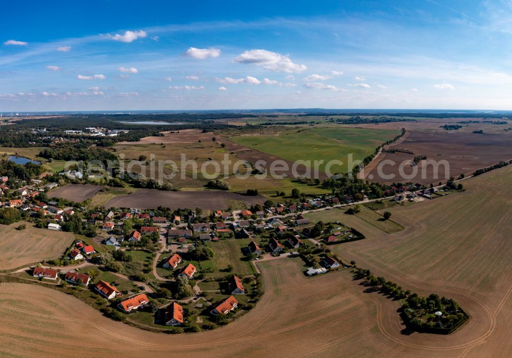 Aerial photograph Pinnow - Agricultural land and field boundaries surround the settlement area of the village in Pinnow in the state Brandenburg, Germany