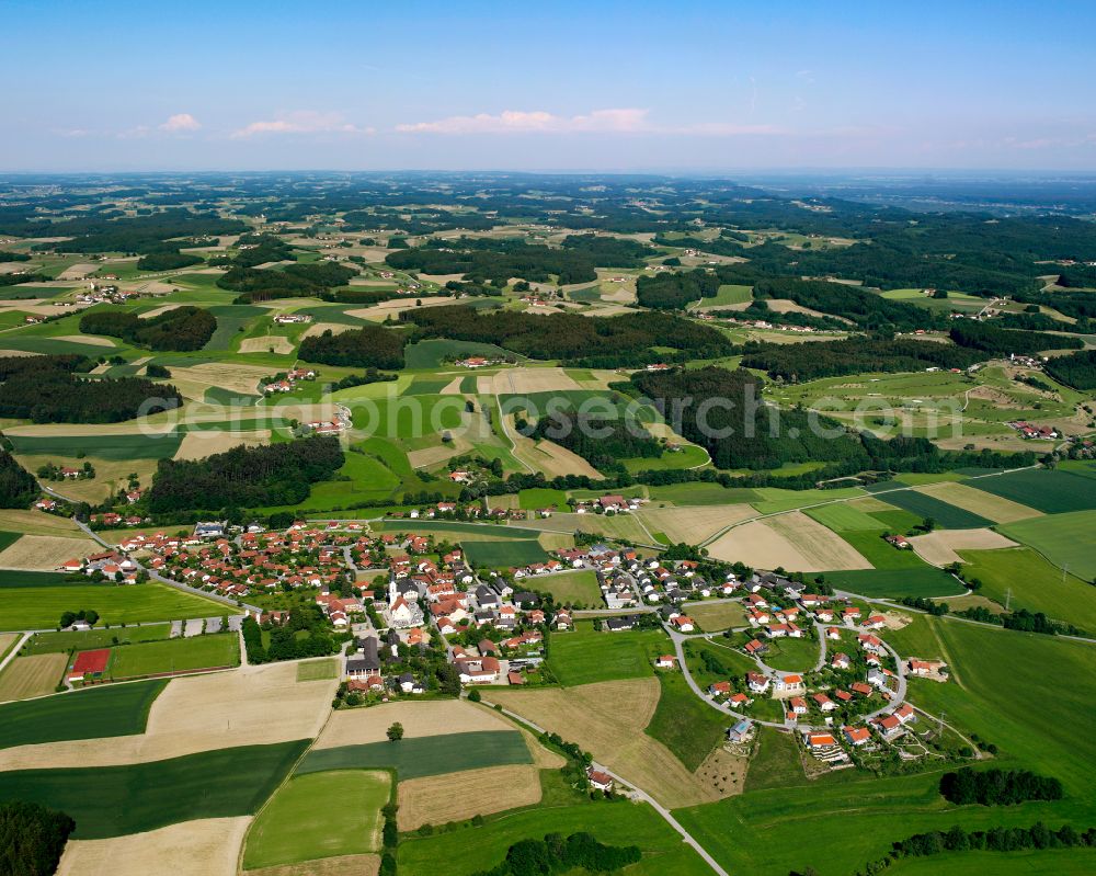 Aerial photograph Pleiskirchen - Agricultural land and field boundaries surround the settlement area of the village in Pleiskirchen in the state Bavaria, Germany