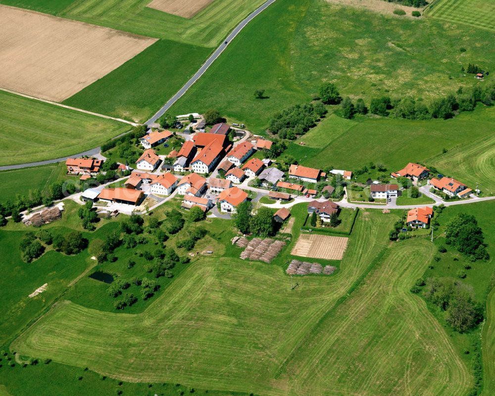 Aerial photograph Poppenreut - Agricultural land and field boundaries surround the settlement area of the village in Poppenreut in the state Bavaria, Germany