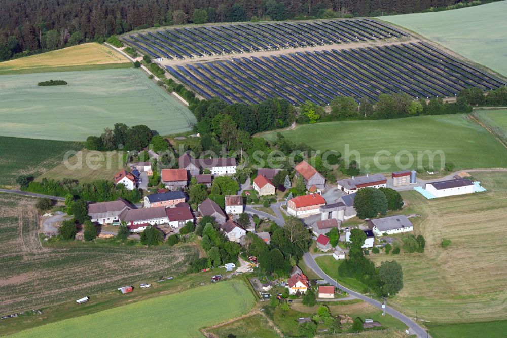 Aerial photograph Preußling - Agricultural land and field boundaries surround the settlement area of the village in Preussling in the state Bavaria, Germany