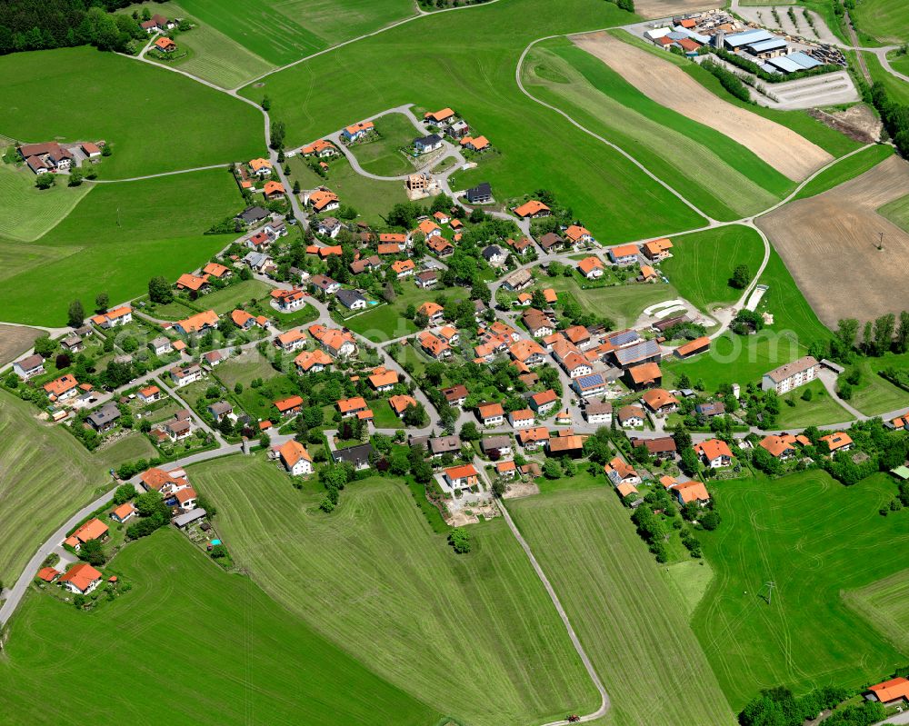 Aerial photograph Richardsreut - Agricultural land and field boundaries surround the settlement area of the village in Richardsreut in the state Bavaria, Germany