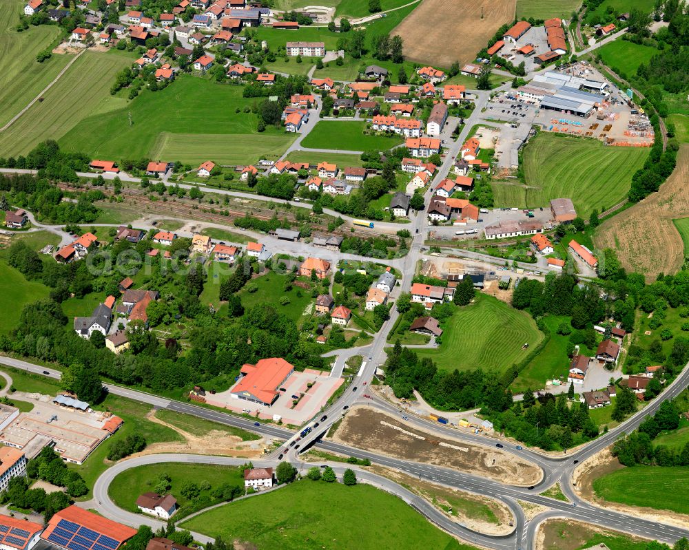 Richardsreut from above - Agricultural land and field boundaries surround the settlement area of the village in Richardsreut in the state Bavaria, Germany