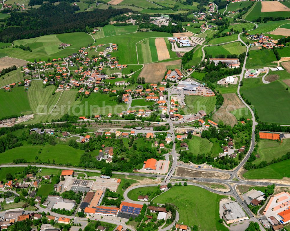 Richardsreut from the bird's eye view: Agricultural land and field boundaries surround the settlement area of the village in Richardsreut in the state Bavaria, Germany