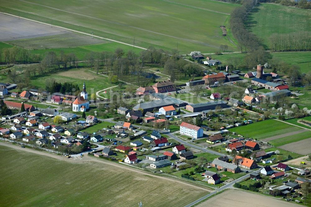 Aerial photograph Rothenklempenow - Agricultural land and field boundaries surround the settlement area of the village in Rothenklempenow in the state Mecklenburg - Western Pomerania, Germany