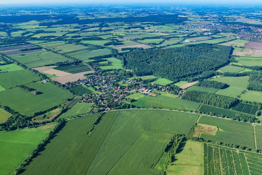 Aerial photograph Ruschwedel - Agricultural land and field boundaries surround the settlement area of the village in Ruschwedel in the state Lower Saxony, Germany