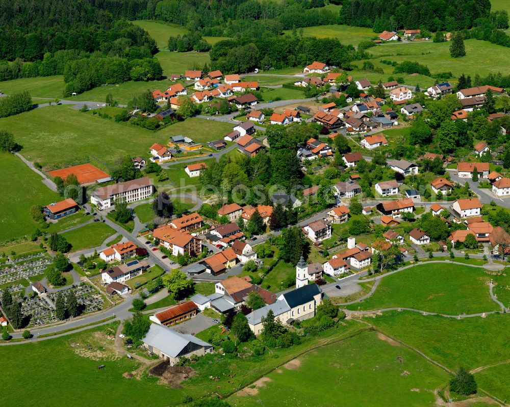 Aerial image Sankt Oswald - Agricultural land and field boundaries surround the settlement area of the village in Sankt Oswald in the state Bavaria, Germany