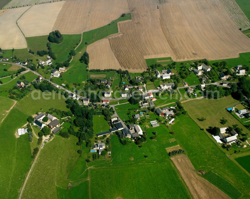 Schönerstadt from the bird's eye view: Agricultural land and field boundaries surround the settlement area of the village in Schönerstadt in the state Saxony, Germany