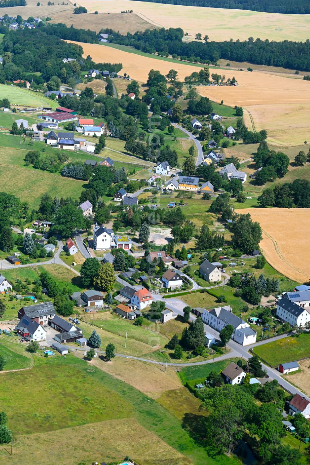 Aerial photograph Schönerstadt - Agricultural land and field boundaries surround the settlement area of the village in Schönerstadt in the state Saxony, Germany