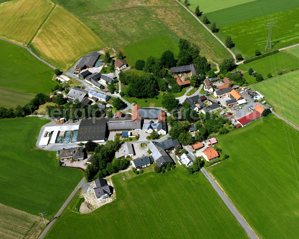 Aerial photograph Schwingen - Agricultural land and field boundaries surround the settlement area of the village in Schwingen in the state Bavaria, Germany