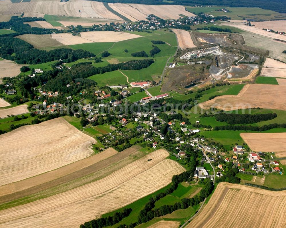 Seifersdorf from the bird's eye view: Agricultural land and field boundaries surround the settlement area of the village in Seifersdorf in the state Saxony, Germany