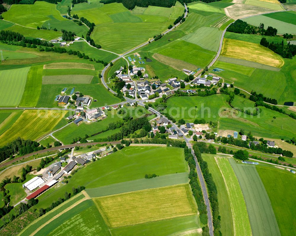 Seulbitz from above - Agricultural land and field boundaries surround the settlement area of the village in Seulbitz in the state Bavaria, Germany