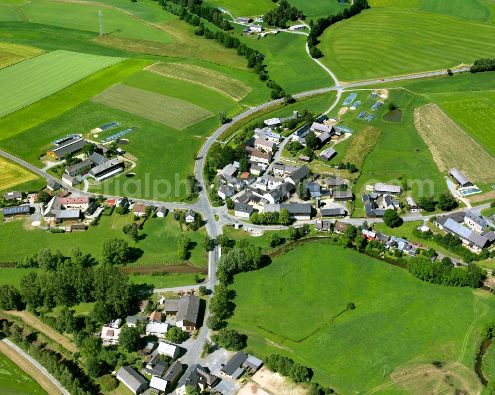 Seulbitz from the bird's eye view: Agricultural land and field boundaries surround the settlement area of the village in Seulbitz in the state Bavaria, Germany