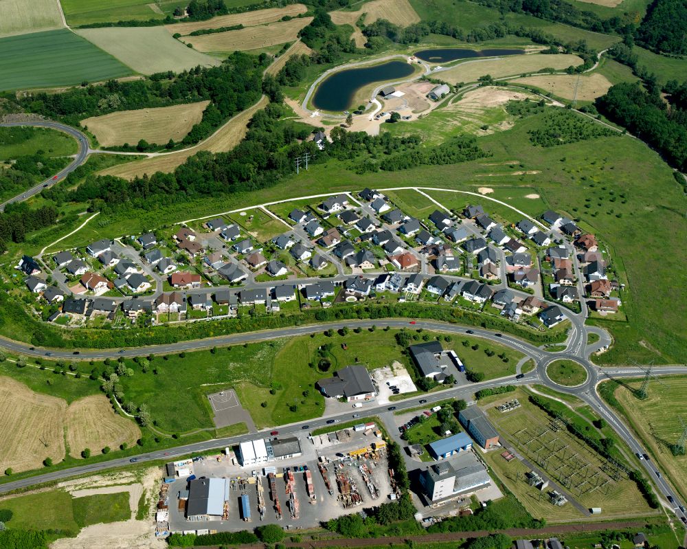 Aerial image Simmern (Hunsrück) - Agricultural land and field boundaries surround the settlement area of the village in Simmern (Hunsrück) in the state Rhineland-Palatinate, Germany