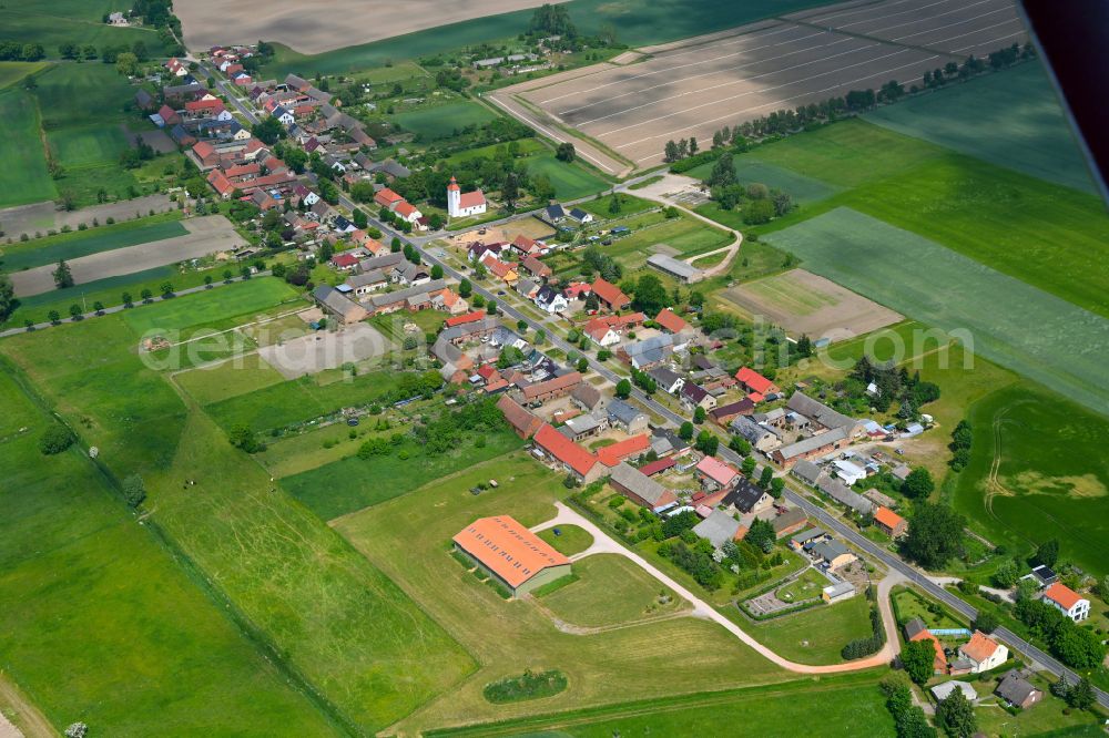 Aerial photograph Sonnenberg - Agricultural land and field boundaries surround the settlement area of the village in Sonnenberg in the state Brandenburg, Germany