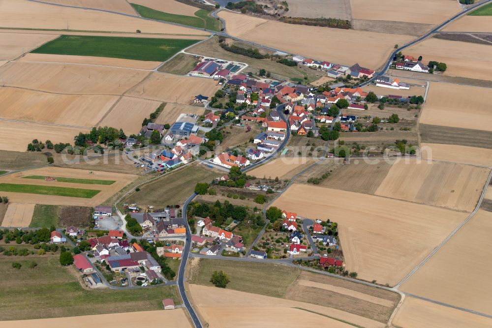 Aerial photograph Stadelhofen - Agricultural land and field boundaries surround the settlement area of the village in Stadelhofen at Fränkische Schweiz in the state Bavaria, Germany