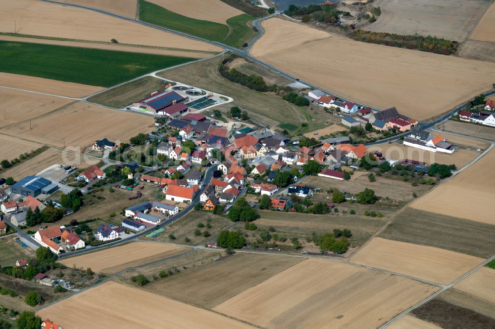 Stadelhofen from the bird's eye view: Agricultural land and field boundaries surround the settlement area of the village in Stadelhofen at Fränkische Schweiz in the state Bavaria, Germany