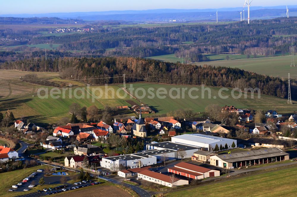 Aerial photograph Staitz - Agricultural land and field boundaries surround the settlement area of the village in Staitz in the state Thuringia, Germany