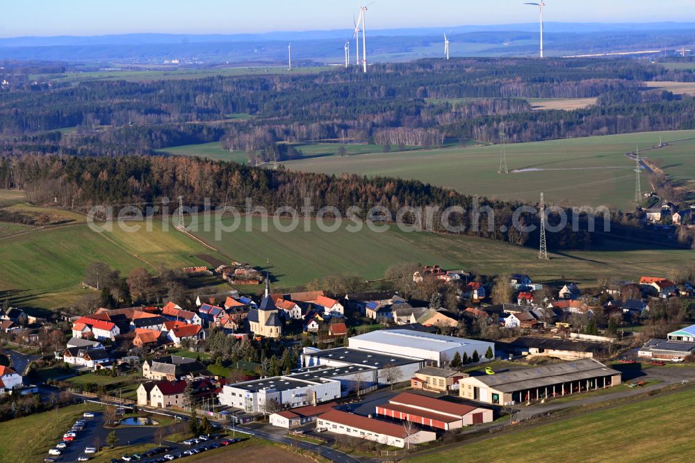Staitz from the bird's eye view: Agricultural land and field boundaries surround the settlement area of the village in Staitz in the state Thuringia, Germany
