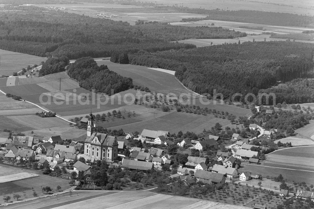 Aerial photograph Steinhausen - Agricultural land and field boundaries surround the settlement area of the village in Steinhausen in the state Baden-Wuerttemberg, Germany