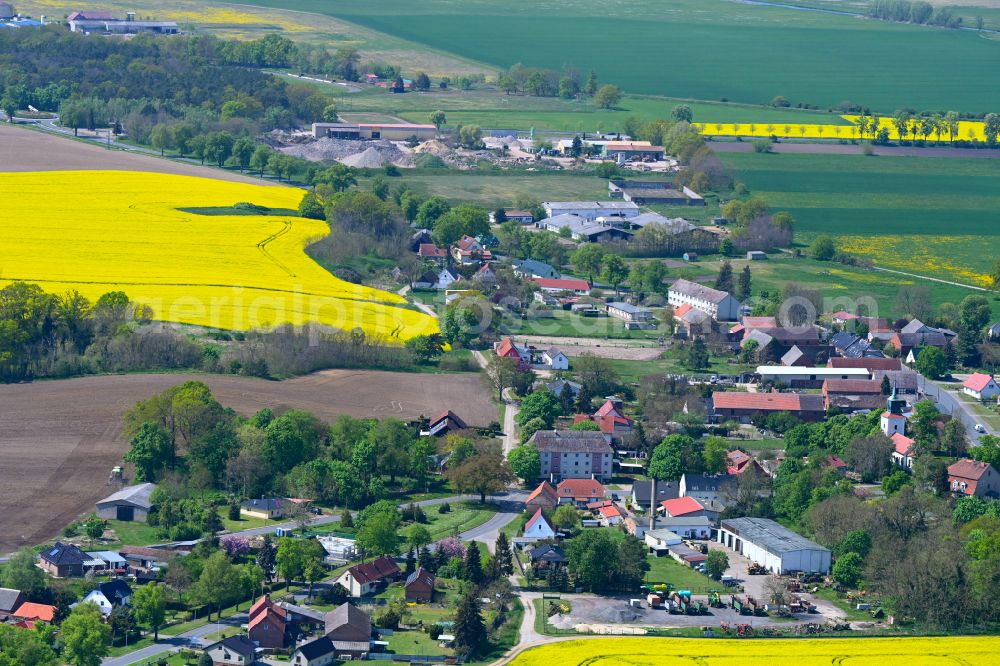 Aerial photograph Stölln - Agricultural land and field boundaries surround the settlement area of the village in Stölln in the state Brandenburg, Germany
