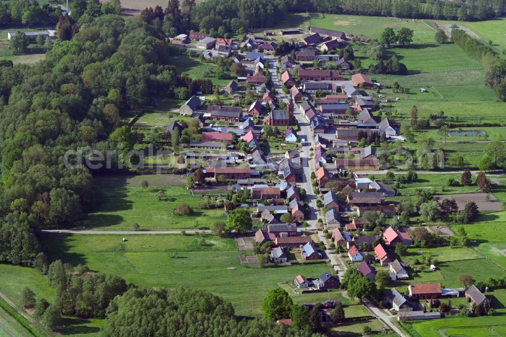 Aerial photograph Telschow - Agricultural land and field boundaries surround the settlement area of the village in Telschow in the state Brandenburg, Germany