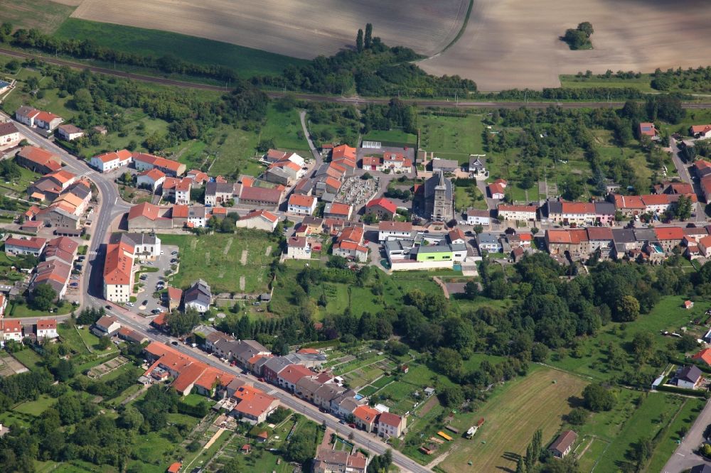 Teterchen from above - Agricultural land and field boundaries surround the settlement area of the village in Teterchen in Grand Est, France