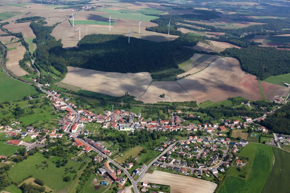 Teterchen from the bird's eye view: Agricultural land and field boundaries surround the settlement area of the village in Teterchen in Grand Est, France