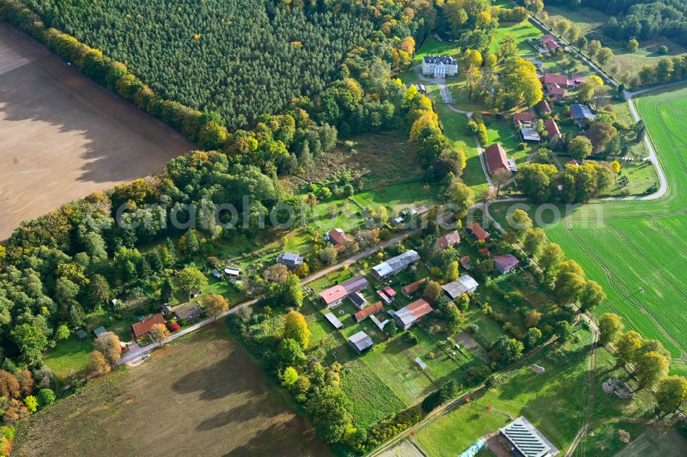 Aerial photograph Tüschow - Agricultural land and field boundaries surround the settlement area of the village in Tueschow in the state Mecklenburg - Western Pomerania, Germany