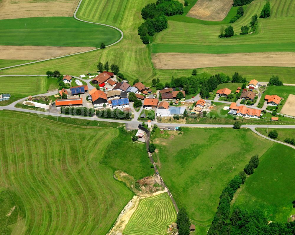 Unholdenberg from the bird's eye view: Agricultural land and field boundaries surround the settlement area of the village in Unholdenberg in the state Bavaria, Germany