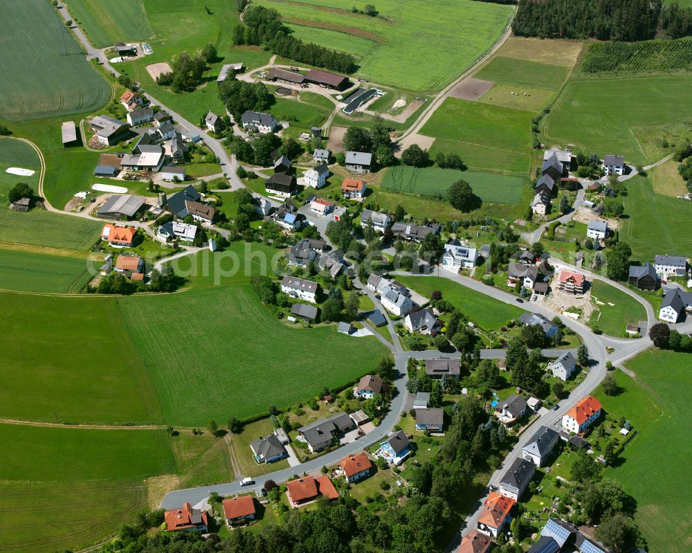 Aerial photograph Uschertsgrün - Agricultural land and field boundaries surround the settlement area of the village in Uschertsgrün in the state Bavaria, Germany