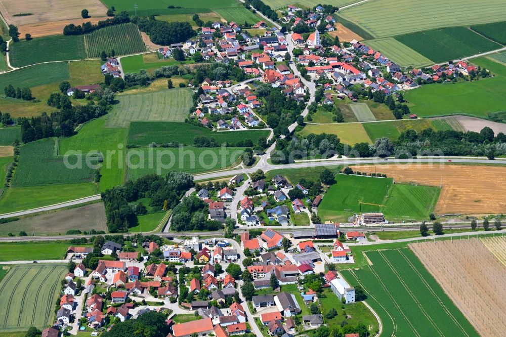 Aerial photograph Uttenhofen - Agricultural land and field boundaries surround the settlement area of the village in Uttenhofen in the state Bavaria, Germany
