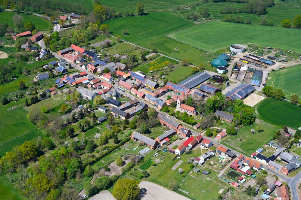 Vinzelberg from the bird's eye view: Agricultural land and field boundaries surround the settlement area of the village in Vinzelberg in the state Saxony-Anhalt, Germany