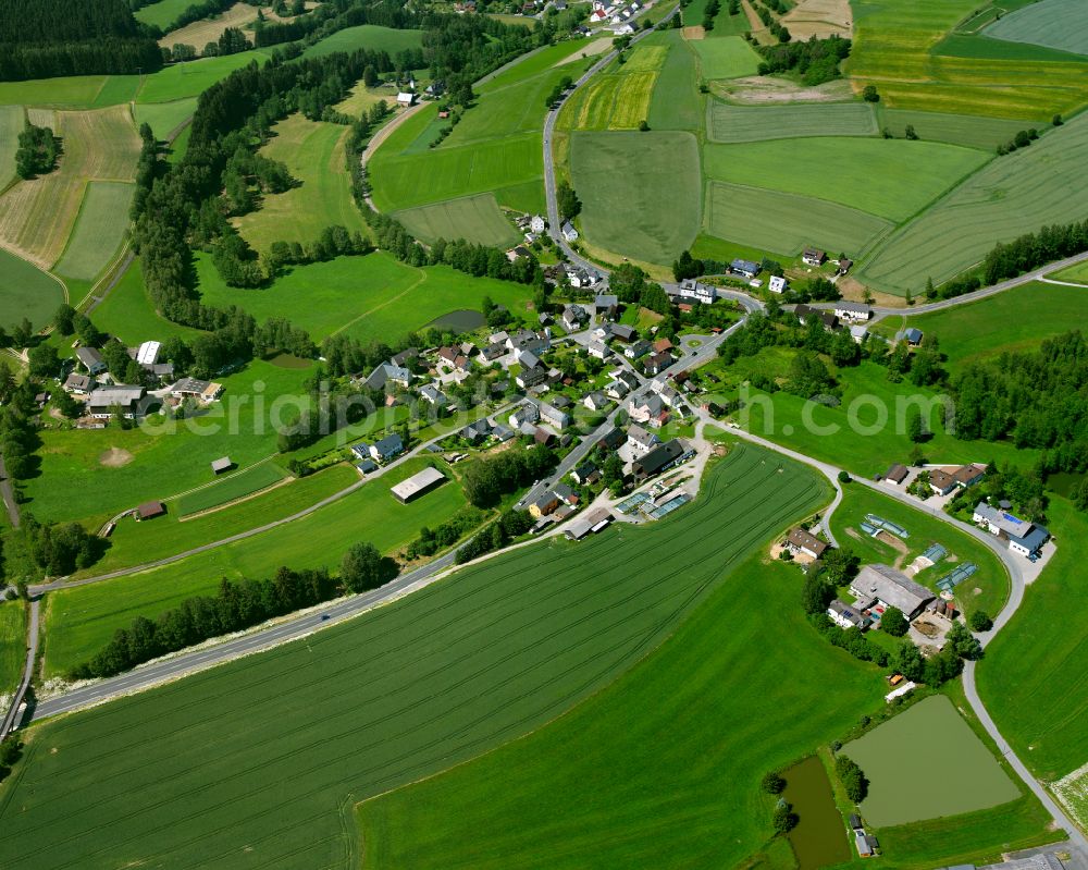 Volkmannsgrün from the bird's eye view: Agricultural land and field boundaries surround the settlement area of the village in Volkmannsgrün in the state Bavaria, Germany