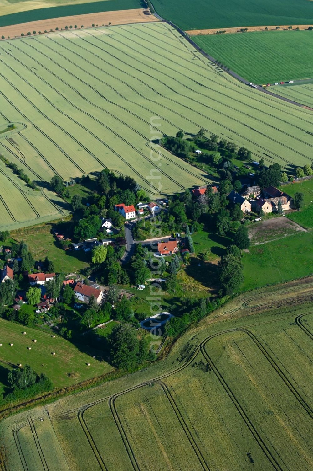 Wadewitz from the bird's eye view: Agricultural land and field boundaries surround the settlement area of the village in Wadewitz in the state Saxony, Germany