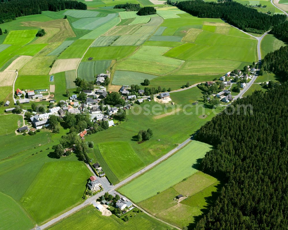 Aerial photograph Walpenreuth - Agricultural land and field boundaries surround the settlement area of the village in Walpenreuth in the state Bavaria, Germany
