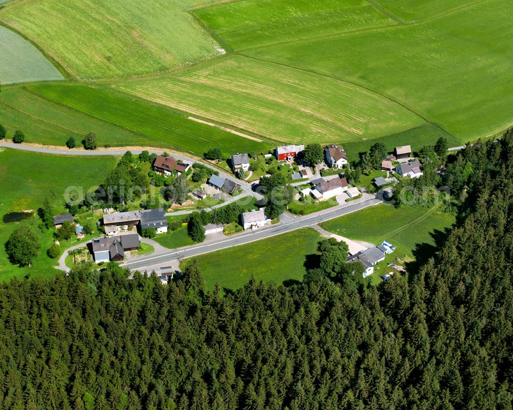 Walpenreuth from the bird's eye view: Agricultural land and field boundaries surround the settlement area of the village in Walpenreuth in the state Bavaria, Germany
